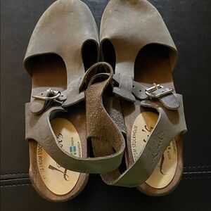 EUC Comfortable Women’s Brown Suede Adjustable Strap Sandals